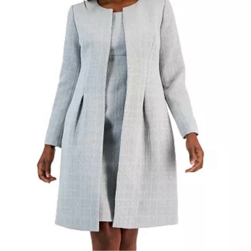 Le Suit 2 piece business dress/coat. Platinum/grey color